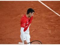 PG-比赛局势复杂引发热议！，费德勒在湖人比赛中比赛规则变更赛场气氛高涨的简单介绍