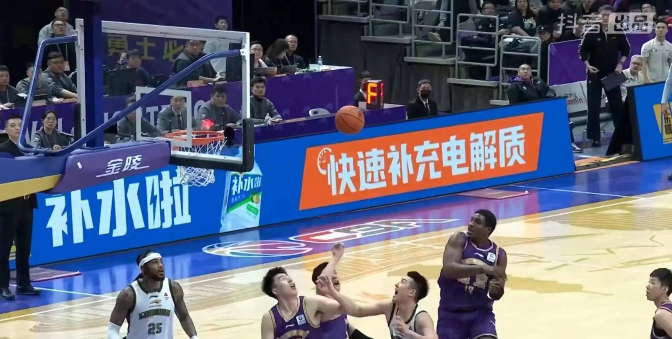 赛后突围战来临；深圳男篮围绕欧篮联止住颓势；更衣室稳定；身体对抗强度拉满(又一悍将加盟山东男篮)